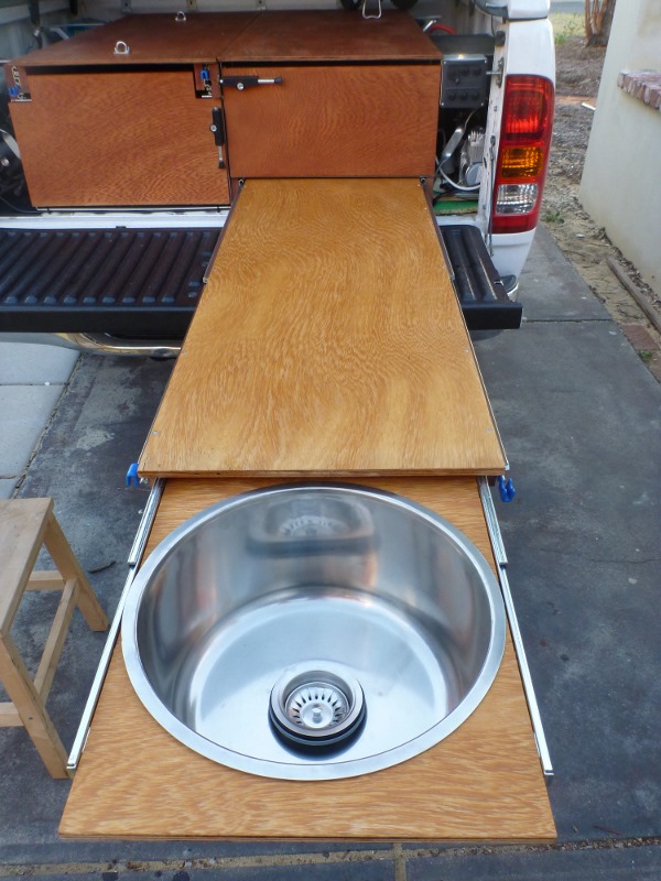 Drawers work bench extended with sink