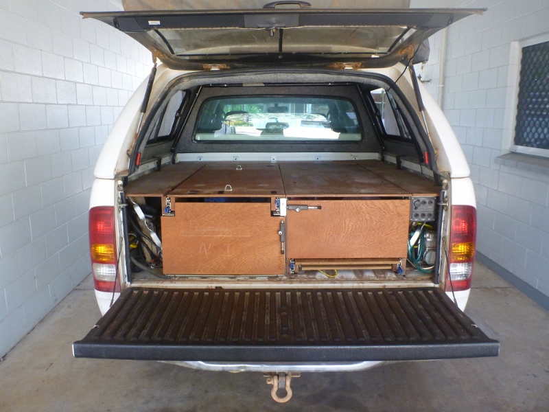 Hilux tray with drawer system