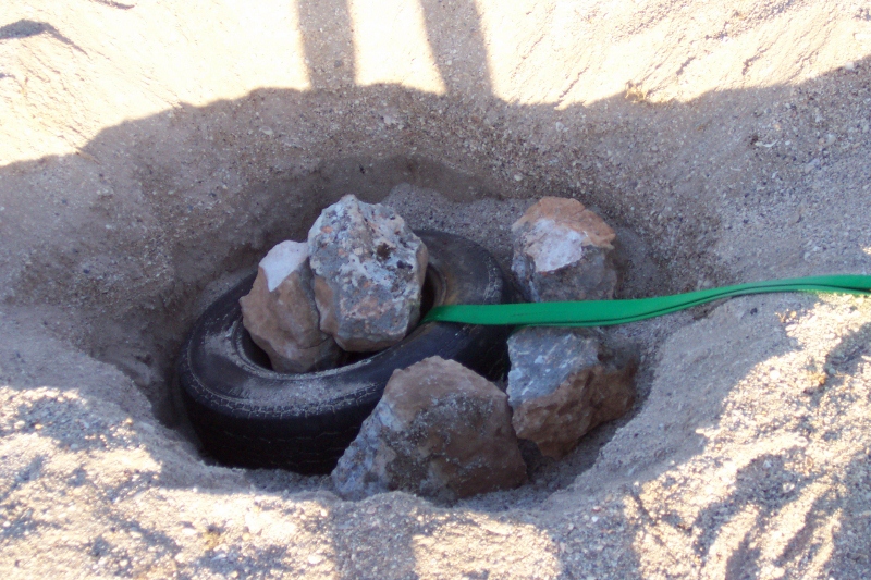 spare tyre burial for winch recovery in sand, tamala station, western australia