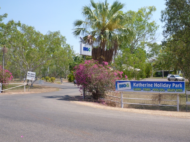 katherine low level caravan park entry