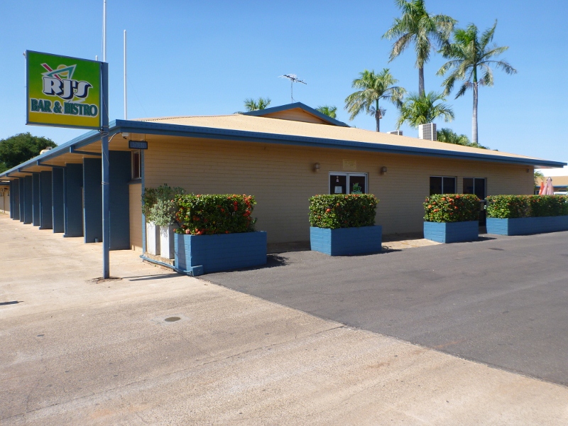 rjs bar and bistro outside