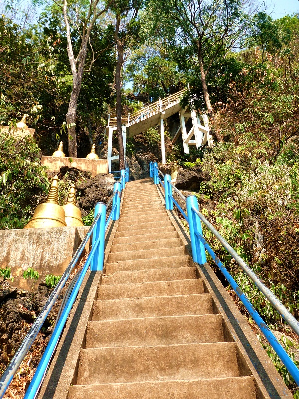 steps up wat tham sua