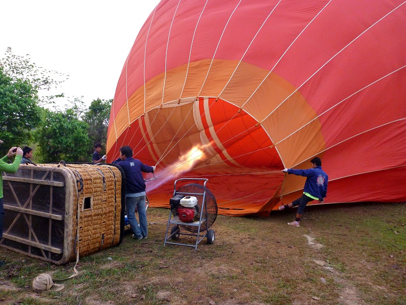 vang vieng hot air ballooning