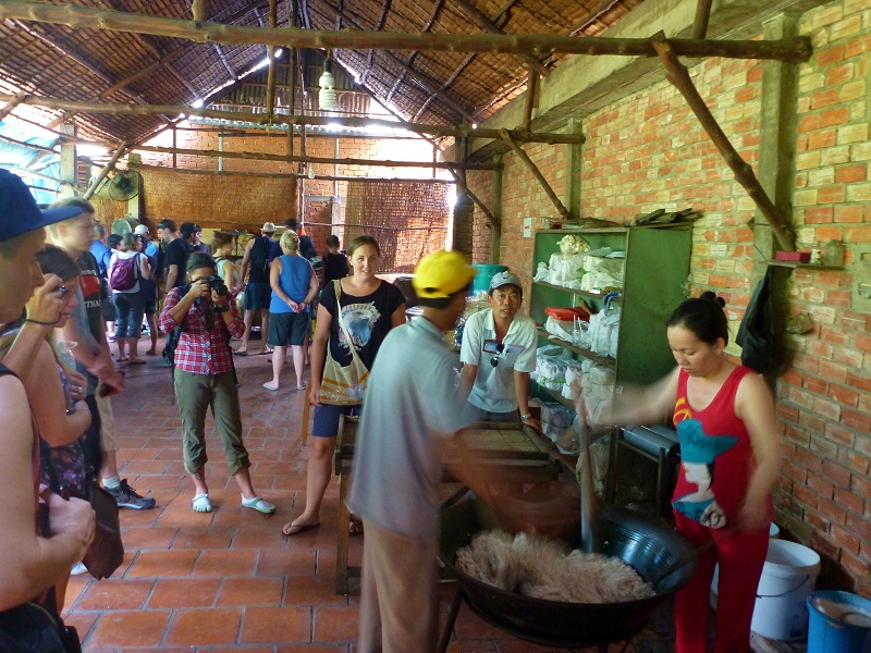 making puffed rice ho chi minh