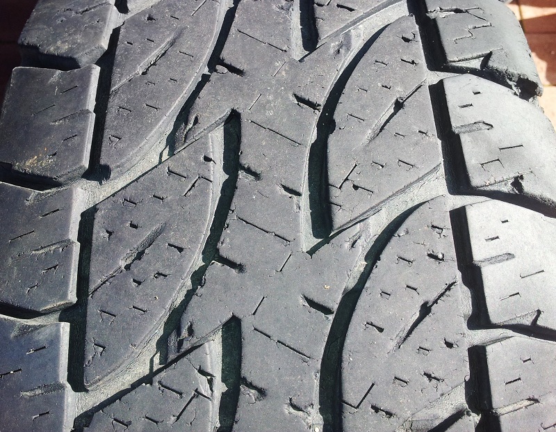 dueler D694 tread closeup