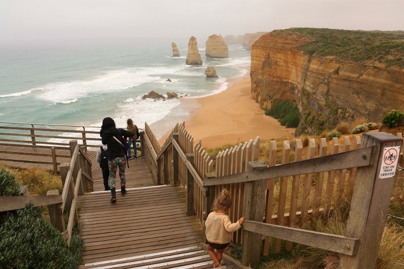 12 apostles walking to lookout